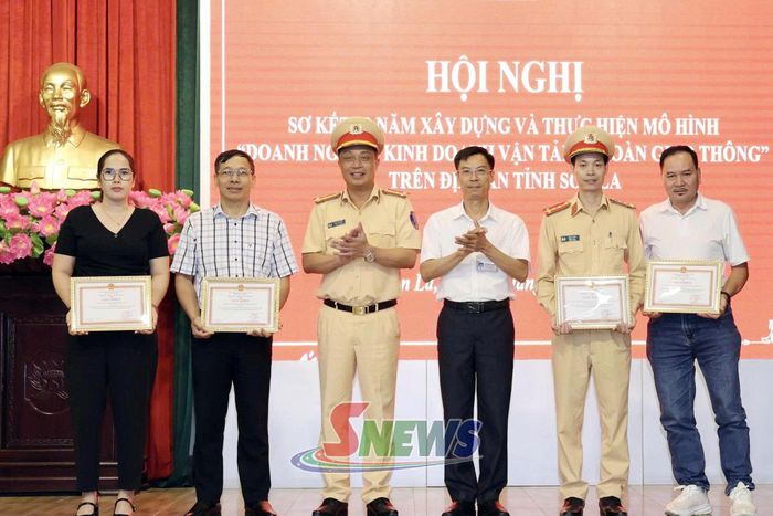 Lãnh đạo Sở Xây dựng và lãnh đạo Phòng Cảnh sát Giao thông trao Giấy khen cho các tập thể.