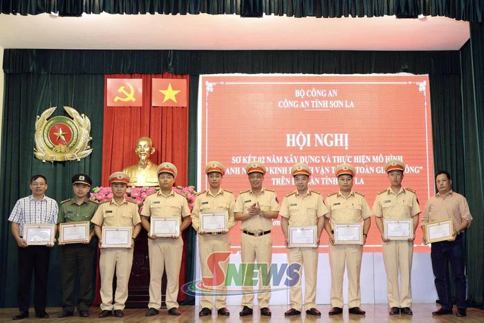Lãnh đạo Phòng Cảnh sát Giao thông trao Giấy khen cho các cá nhân.