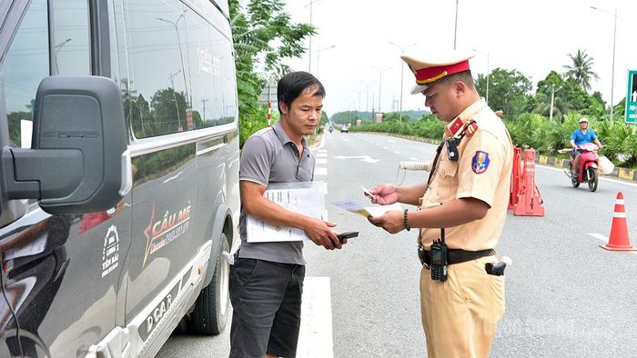 Phòng Cảnh sát giao thông, Công an tỉnh tuần tra, kiểm soát bảo đảm trật tự an toàn giao thông kết hợp tuyên truyền lái xe tuân thủ nghiêm quy định của pháp luật, chủ động duy trì khoảng cách an toàn.