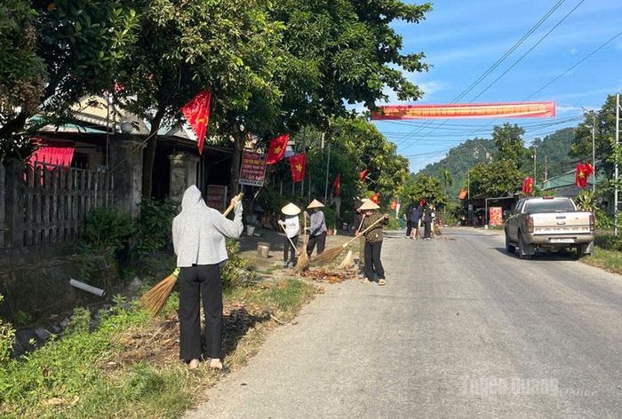 Nhân dân thôn Thia, xã Tân Trào chung tay vệ sinh, giữ gìn đường làng, ngõ xóm sáng xanh, sạch, đẹp.