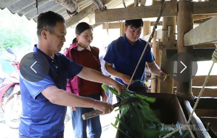 Bí thư Chi bộ thôn Na Cạn, xã Cán Tỷ Tẩn Thị Khòi tuyên truyền, hướng dẫn người dân kỹ thuật chăm sóc vật nuôi.