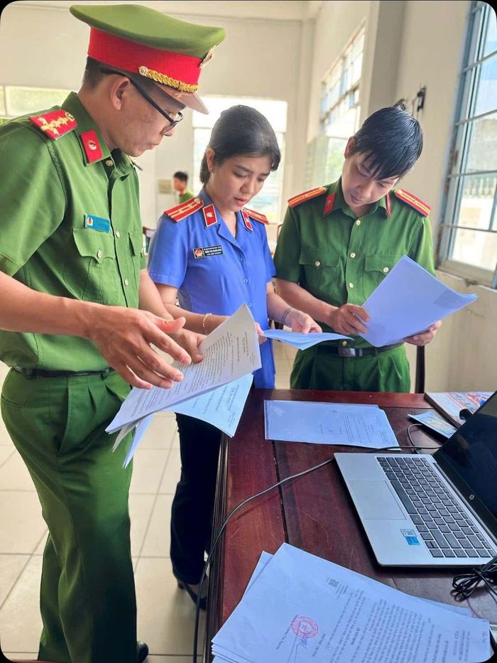 Lực lượng chức năng kiểm tra các tài liệu có liên quan. Ảnh: Công an Cần Thơ