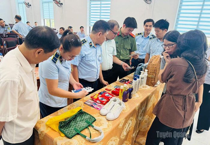 Các đại biểu tìm hiểu thông tin phân biệt các sản phẩm thật và sản phẩm giả.