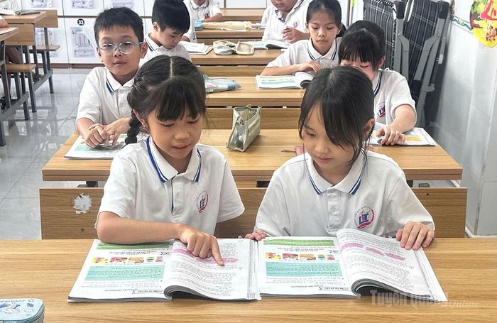 Em Nguyễn Ngọc Gia Hân, học sinh lớp 4A2, Trường Tiểu học Lê Văn Tám, phường Minh Xuân, tỉnh Tuyên Quang học tập trên lớp cùng các bạn.