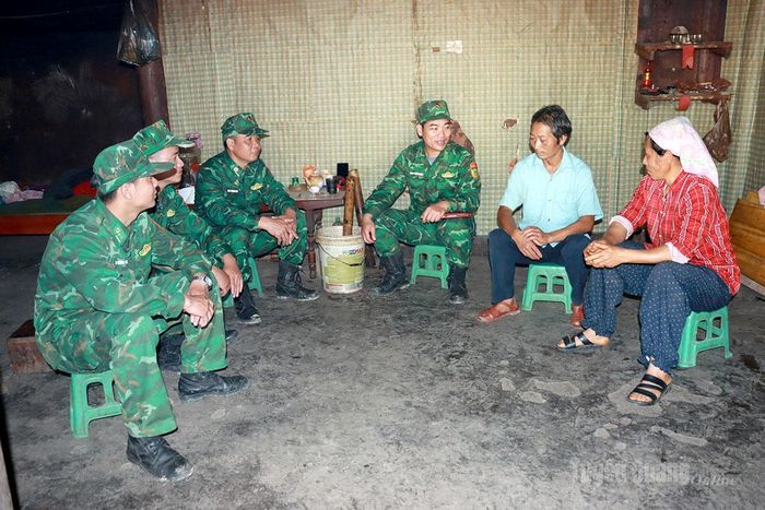 Đồn Biên phòng Tùng Vài kết hợp tuyên truyền pháp luật cho người dân.