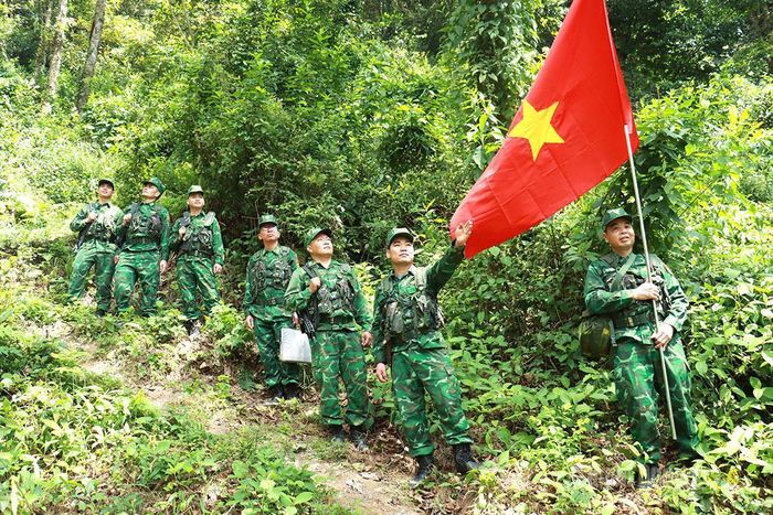 Cán bộ, chiến sĩ Đồn Biên phòng Tùng Vài kiểm tra các khu vực đường mòn, lối mở.