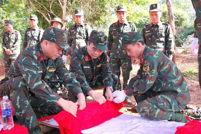 Lực lượng quy tập hài cốt liệt sĩ tại khu vực điểm cao 685, xã Thanh Thủy.