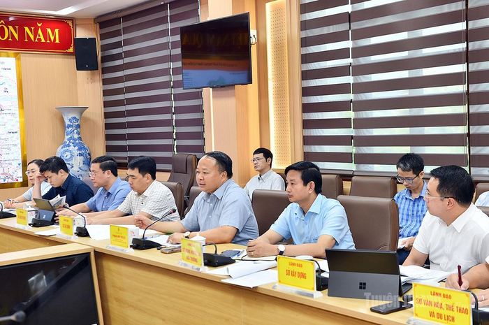 Chủ tịch UBND tỉnh Phan Huy Ngọc và lãnh đạo các sở, ngành tại buổi làm việc.
