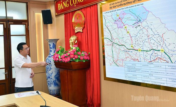 Lãnh đạo Sở Xây dựng giới thiệu quy hoạch của tỉnh.
