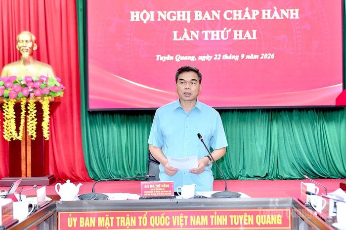 Đồng chí Ma Thế Hồng, Phó Bí thư Tỉnh ủy, Bí thư Đảng ủy MTTQ, các đoàn thể tỉnh, Chủ tịch Ủy ban MTTQ Việt Nam tỉnh phát biểu tại hội nghị.