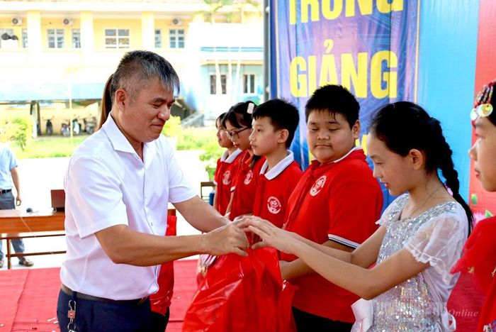 Đại diện Công ty TNHH MTV Hà Đức trao quà cho học sinh có hoàn cảnh khó khăn.