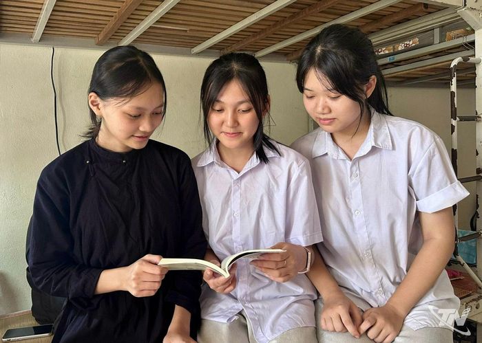 Oanh và các bạn tại Trường PTDTNT THPT số 2 Thái Nguyên.