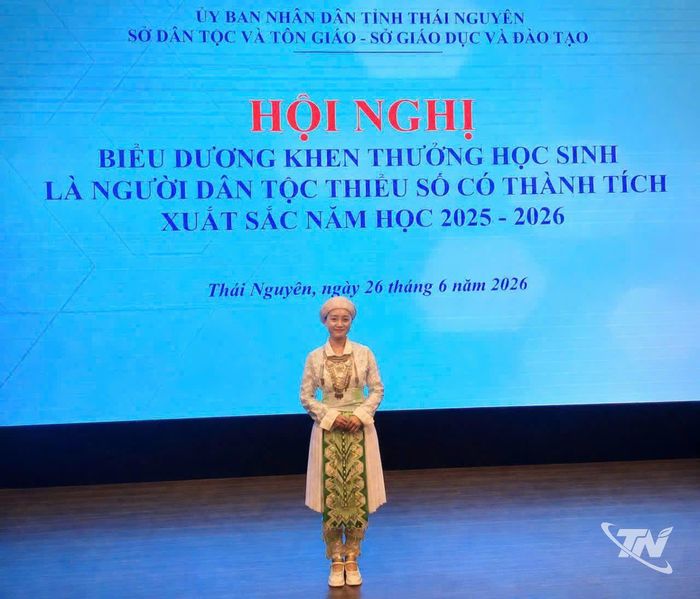 Trong quá trình học tập, Trang luôn nỗ lực hết mình để đạt kết quả tốt.