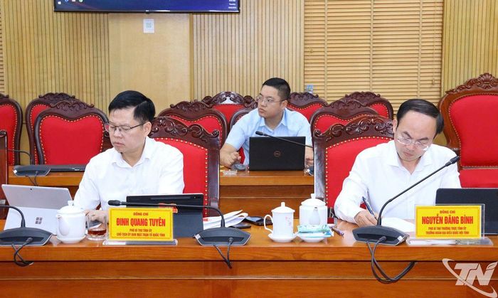 Đồng chí Nguyễn Đăng Bình, Phó Bí thư Thường trực Tỉnh ủy, Trưởng Đoàn ĐBQH tỉnh và đồng chí Đinh Quang Tuyên, Phó Bí thư Tỉnh ủy, Chủ tịch Ủy ban MTTQ Việt Nam tỉnh dự Hội nghị.