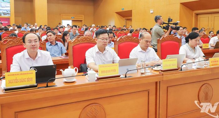 Các đồng chí Thường trực Tỉnh ủy, Ủy viên Ban Thường vụ Tỉnh ủy dự Hội nghị.