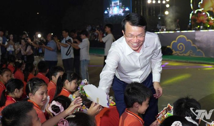 Đồng chí Phó Chủ tịch UBND tỉnh Dương Văn Lượng tặng quà cho thiếu nhi.