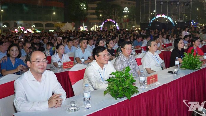 Đồng chí Nguyễn Đăng Bình, Phó Bí thư Thường trực Tỉnh ủy, Trưởng Đoàn đại biểu Quốc hội tỉnh và các đại biểu dự Chương trình.