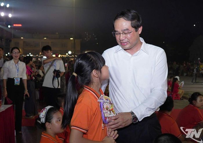 Đồng chí Bí thư Tỉnh ủy Trịnh Xuân Trường tặng quà cho thiếu nhi. 