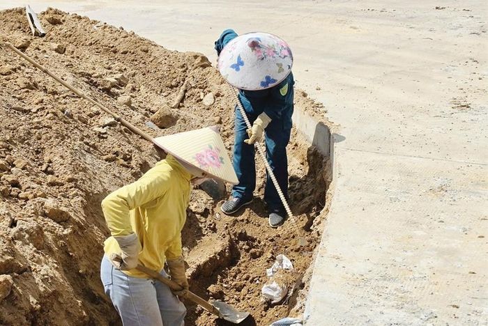 Hệ thống rãnh thoát nước dọc đang được hoàn thiện.
