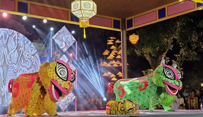Tiết mục "Lân mẫu xuất lân nhi" do các nghệ sĩ Nhà hát Nghệ thuật Truyền thống Cung đình Huế biểu diễn.