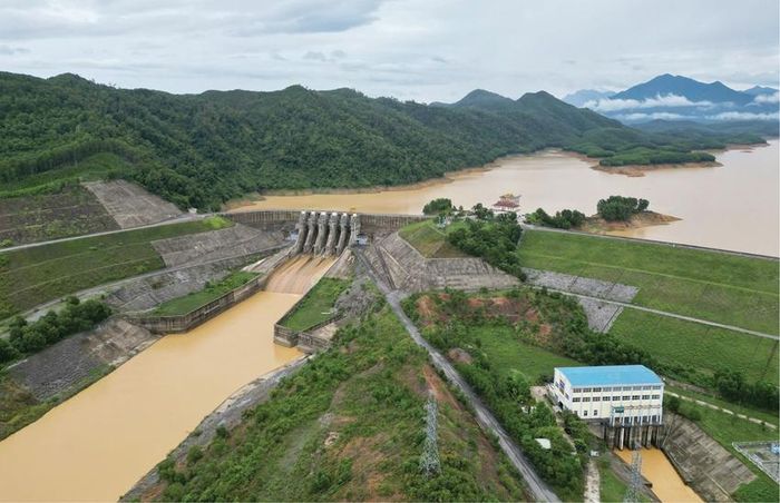 Hồ Tả Trạch chủ động vận hành điều tiết nước, ứng phó thiên tai.