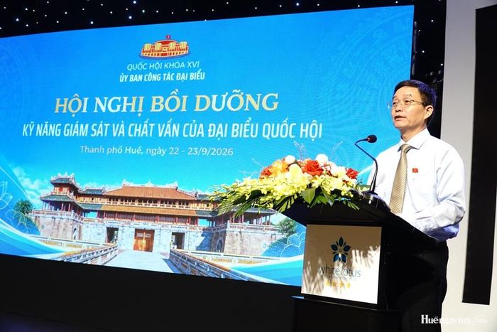 Đồng chí Nguyễn Đình Trung, UVTW Đảng, Bí thư Thành ủy, Trưởng đoàn ĐBQH TP. Huế phát biểu tại hội nghị.