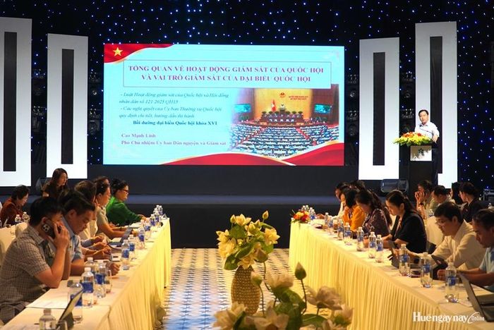  Đồng chí Cao Mạnh Linh, Phó Chủ nhiệm Ủy ban Dân nguyện và Giám sát của Quốc hội trình bày chuyên đề tổng quan về hoạt động giám sát của Quốc hội và vai trò của đại biểu Quốc hội.