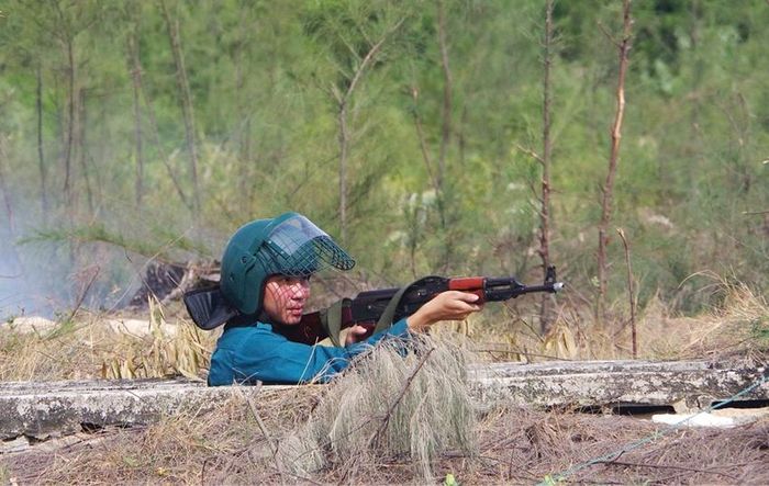 Lực lượng vũ trang xã Phú Vinh với phần diễn tập thực binh đánh địch đổ bộ đường biển.