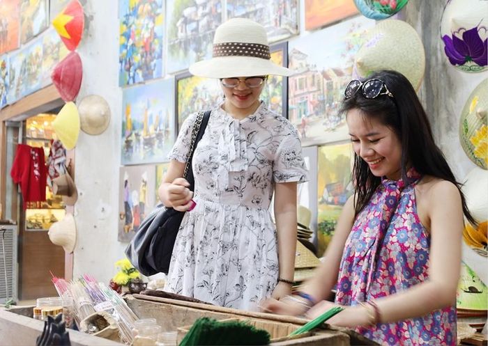 Khách ở TP. Hồ Chí Minh trải nghiệm làm hương ở làng hương Thủy Xuân.