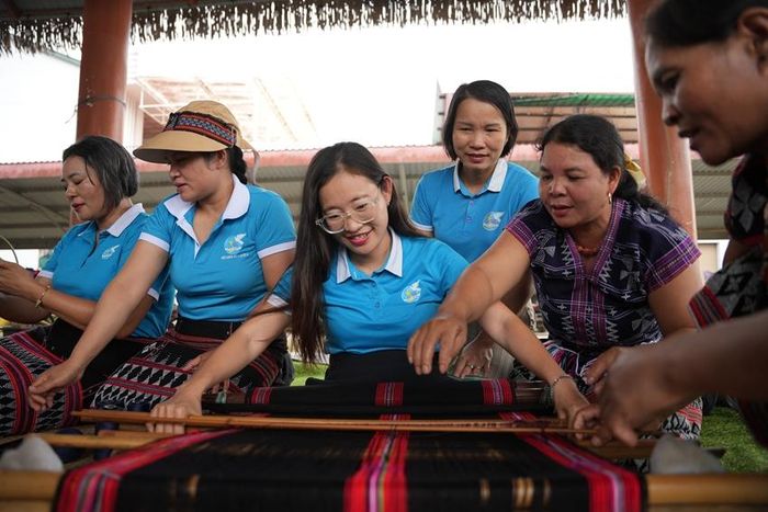Phụ nữ tham gia trải nghiệm nghề dệt zèng truyền thống tại Ngày hội.