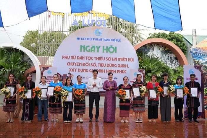 Trao giấy chứng nhận cho các đơn vị, cá nhân tham gia Ngày hội.