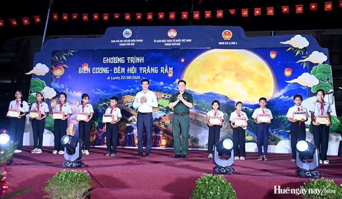 Trao quà Trung thu, học bổng cho học sinh có hoàn cảnh khó khăn.