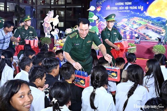 Chương trình mang đến cho thiếu niên, nhi đồng khu vực biên giới Tết Trung thu vui tươi, đầm ấm.