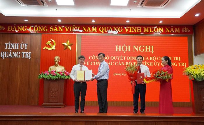 Đồng chí Nguyễn Duy Ngọc, Ủy viên Bộ Chính trị, Bí thư Trung ương Đảng, Trưởng Ban Tổ chức Trung ương trao Quyết định cho đồng chí Bùi Hoàng Phương, Phó Bí Tỉnh ủy Quảng Trị. Ảnh: quangtri.gov.vn