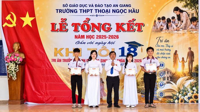 Khen thưởng học sinh tiêu biểu đạt thành tích cao năm học 2025-2026