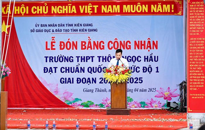 Thầy Trần Văn Ten - Hiệu trưởng Trường THPT Thoại Ngọc Hầu phát biểu tại lễ đón bằng công nhận đạt chuẩn Quốc gia mức độ 1 