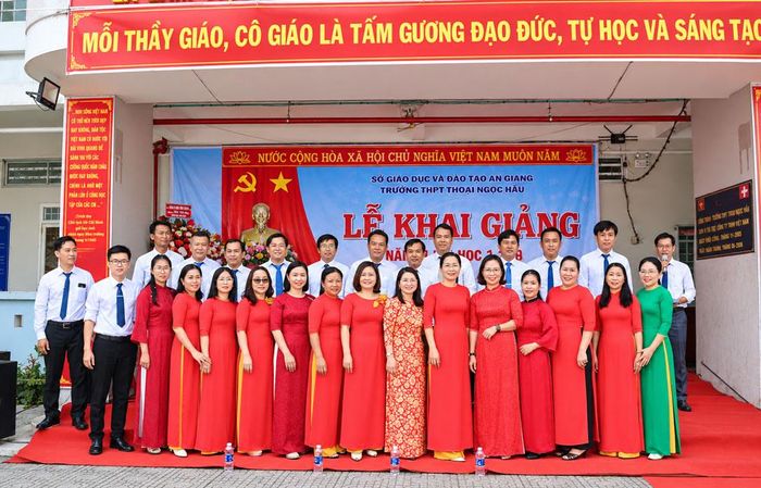 Các thầy cô Trường THPT Thoại Ngọc Hầu trong lễ khai giảng năm học mới