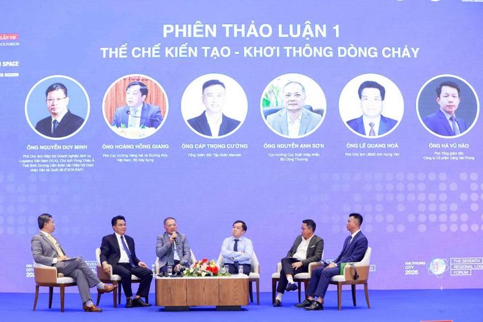 Ông Nguyễn Anh Sơn, Cục trưởng Cục Xuất nhập khẩu, Bộ Công Thương trao đổi về định hướng phát triển logistics của Vùng đồng bằng sông Hồng gắn với chiến lược chung của logistics Việt Nam.