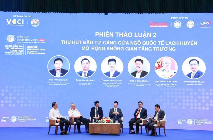 Các đại biểu trao đổi tại Phiên thảo luận 2: “Thu hút đầu tư Cảng cửa ngõ quốc tế Lạch Huyện - Mở rộng không gian tăng trưởng”