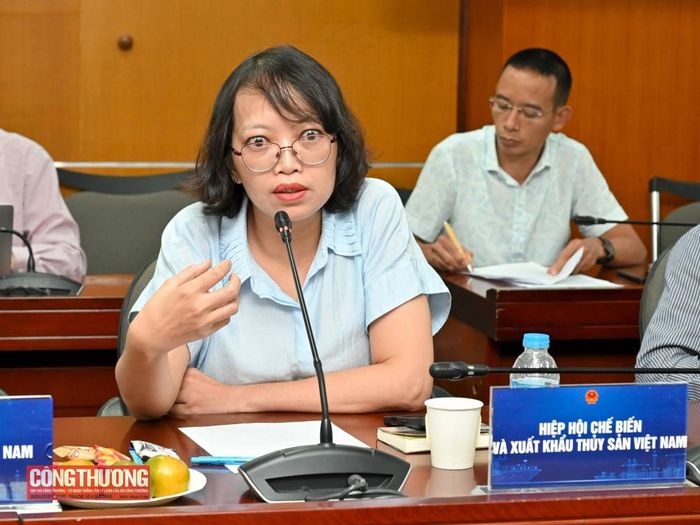 Đại diện Hiệp hội Lương thực Việt Nam (VFA) và đại diện Hiệp hội Chế biến và Xuất khẩu Thủy sản Việt Nam (VASEP) trao đổi tại Hội nghị