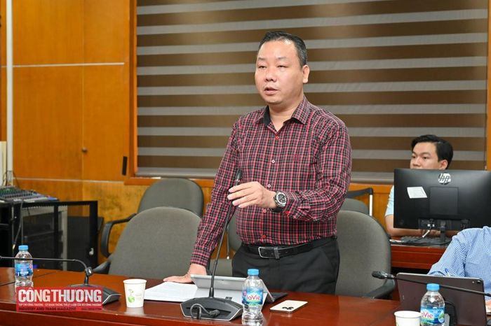 TS. Bùi Bá Nghiêm - Chuyên viên cao cấp Cục Xuất nhập khẩu, Bộ Công Thương báo cáo tại Hội nghị