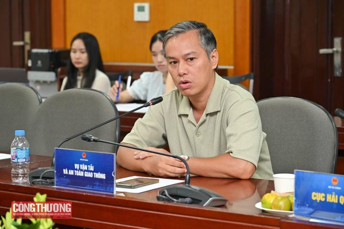 Đại diện Vụ Vận tải và An toàn giao thông, Bộ Xây dựng trao đổi tại Hội nghị