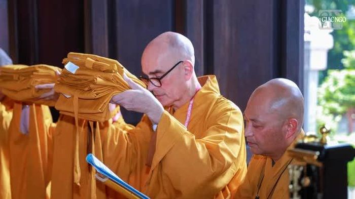 Thành kính thọ ba y...