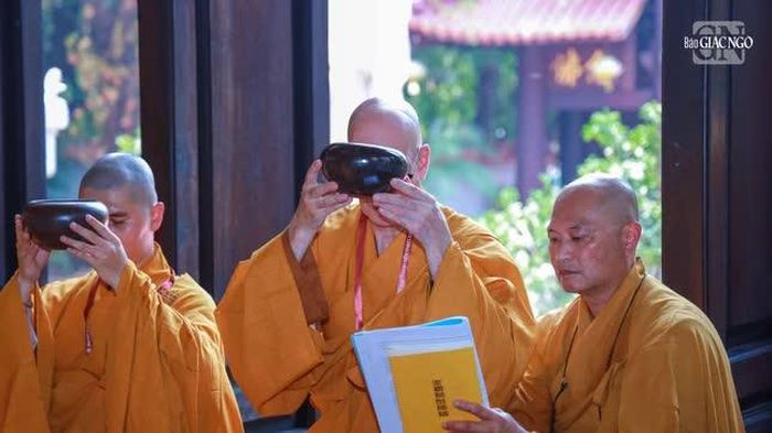 ... và bình bát, là những vật dụng thường ngày của một Tỳ-kheo