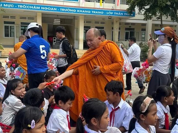 Trao quà đến các em 