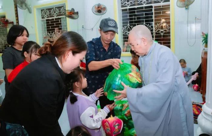 Tặng quà đến các em 