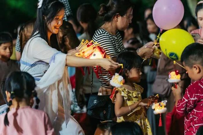 Nhận lồng đèn Trung thu