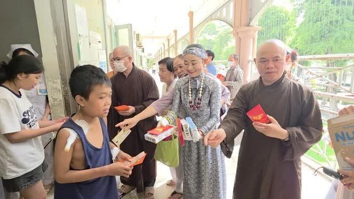 220 phần quà được trao đến các bệnh nhi