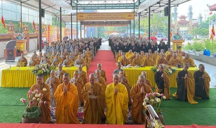 Đại diện 118 hành giả Tăng Ni an cư tác bạch tri ân