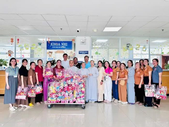 Các phần quà được đoàn chuẩn bị trao tặng đến các bệnh nhi